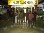 salah-satu-tersangka-deri-saat-diamankan-di-polsek-talang-kelapa_20180802_054332.jpg