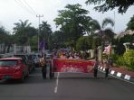 salah-satu-tim-karnaval-festival-imlek-indonesia-fii-menghadirkan-pakaian-daur-ulang_20170211_085508.jpg