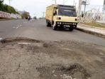 salah-satu-titik-kerusakan-jalan-raya-lintas-sumatera-diwilayah-kabupaten-oku_20180520_214430.jpg