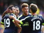 santi-cazorla-selebrasi-bersama-alex-oxlade-chamberlain-theo-walcott_20160828_083128.jpg