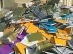 sebuah-video-tumpukan-bundelan-skripsi-dibuang-keluar-jendela-dari-lantai-dua.jpg