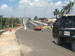 sejumlah-kendaraan-telah-diperbolehkan-untuk-melintas-di-atas-fly-over-simpang-bandara_20180603_050558.jpg
