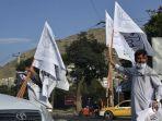 sejumlah-warga-membawa-bendera-taliban-untuk-dijual-di-kawasan-karte-mamorin-kota-kabul-kabul.jpg