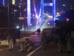 sekelompok-prajurit-ad-turki-menguasai-pintu-masuk-ke-jembatan-bosphorus_20160716_091003.jpg