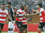 selebrasi-empat-pemain-madura-united-reduane-zerzouri_20170416_193129.jpg
