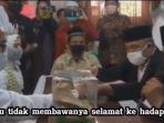 seorang-ayah-tampak-memberikan-pesan-saat-menjadi-wali-nikah-anaknya-di-prose.jpg