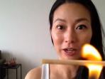 seorang-beauty-vlogger-memperagakan-cara-menggunakan-sumpit-yang-dibakar-untuk-melentikkan-bulu-mata_20160103_175559.jpg