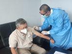seorang-dokter-di-rsmh-palembang-berusia-lansia-dr-ferry-yusrizal-spog-saat-divaksinasi.jpg