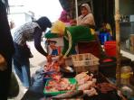 seorang-pembeli-sedang-membeli-ayam-potong-di-pasar-inpres-pendopo-rabu-1762015_20150617_202016.jpg