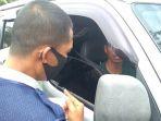 seorang-pengendara-mobil-berplat-jakarta-di-perbatasan-antara-provinsi-sumsel-dan-jambi.jpg