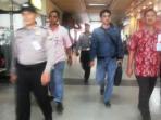 seorang-penumpang-berjaket-biru-diamankan-petugas-keamanan-bandara-hang-nadim-batam_20151216_210518.jpg