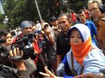 seorang-wanita-berdebat-dengan-kubu-pendukung-ahok-saat-sidang-kedua-kasus_20161220_102605.jpg