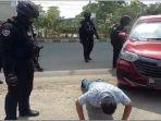 seorang-warga-dihukum-push-up-karena-melanggar-protokol-kesehatan-covid-19.jpg