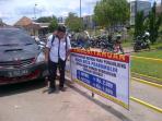 seorang-warga-ketika-memperlihatkan-spanduk-pengumuman-tarif-parkir-di-rsud-prabumulih_20160505_152156.jpg
