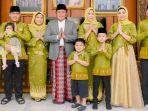 seragam-keluarga-besar-gubernur-sumsel-herman-deru-saat-lebaran.jpg