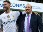 sergio-ramos-rangkul-sang-pelatih-rafael-benitez_20160103_140404.jpg