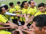 skuad-muba-babel-united-saat-berlatih-di-stadion-serasan-sekate.jpg