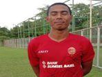 stopper-sriwijaya-fc-dengan-gaya-rambut-cepak-barunya.jpg