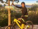 stopper-sriwijaya-fc-erwin-gutawa-saat-berpose-di-atas-sepedanya.jpg