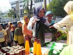 suasa-pembagian-sembako-gratis-di-bank-muamalat_20150702_124205.jpg