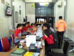 suasana-kegiatan-di-kantor-cabang-jne-palembang_20150617_115606.jpg