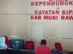 suasana-pelayanan-dinas-catatan-sipil-kabupaten-musi-rawas-mura-kamis-3032017_20170330_130307.jpg