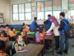suasana-pembagian-goodie-bag-oleh-alumni-smansa-87-kepada-siswa-sd-160-palembang_20151023_202336.jpg