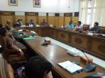 suasana-pertemuan-pemda-dan-dewan-oku-di-ruang-sidang-dprd-oku.jpg