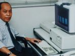 sumohadi-marsis-difoto-ketika-sedang-berada-di-ruang-kerja-tabloid-bola_20171224_221239.jpg