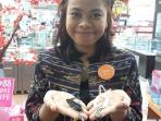 supervisor-tb-gramedia-ps-mall-yani-asmarani-menunjukkan-gelang_20160213_173817.jpg