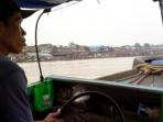 suryani-40-saat-mengemudikan-perahu-gitik-menyusuri-sungai-kahayan-di-palangkaraya_20151029_194010.jpg