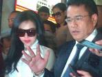 syahrini-dan-pengacaranya-hotman-paris-hutape-setelah-lebih-tiga-jam.jpg