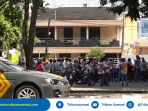 taman-di-samping-lumban-tirta-jadi-titik-kumpul-ratusan-siswa-smasmk-rayakan-kelulusan_20180502_142239.jpg