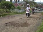 tampak-kondisi-jalan-lintas-desa-dan-jalan-lingkar-yang-mengalami_20161002_173554.jpg