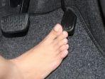 tanpa-alas-kaki-saat-injak-pedal-gas1244.jpg