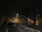 tembakan-meriam-air-yang-diarahkan-polisi-ke-massa-buruh-di-depan-istana-merdeka_20151030_205557.jpg