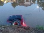 terjadi-kecelakaan-tunggal-satu-unit-mobil-isuzu-touring-yang-terjun-bebas-ke-sungai-dekranasda.jpg