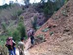 terlihat-warga-meminggirkan-matrial-longsor_20151213_170751.jpg