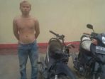 tersangka-idris-nata-jaya-bersama-barang-bukti-dua-unit-sepeda-motor_20180531_200003.jpg