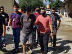 tersangka-risco-saputra-saat-diamankan-di-polsek-kalidoni.jpg