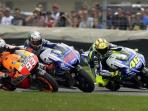 tiga-pebalap-marc-marquez-kiri-dari-repsol-honda-jorge-lorenzo-tengah-dan-valentino-rossi_20150903_145755.jpg