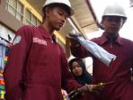 tim-mahasiswa-dari-fakultas-teknik-kimia-polsri-saat-mendemontrasikan-gas-hidrogen_20160907_171142.jpg