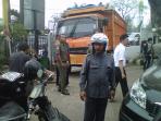 truk-bermuatan-besi-menghantam-pagar-kantor-camat-kemuning-palembang-senin-26102015_20151026_190425.jpg