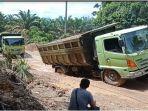 truk-muatan-batu-terjebak-di-jalan-rusak-desa-beringin-makmur-ii-muratara-sabtu-6112021.jpg