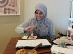 ulik-sedang-makan-pizza-sensasi-delight-di-pizza-hut-palembang-icon-senin-592016_20160905_174126.jpg
