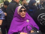 umi-tatu-ditemui-usai-berziarah_20170413_074734.jpg