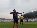uninho-melakukan-selebrasi-memanah-1.jpg