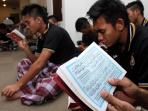 usai-shalat-maghrib-berjamaah-para-pemain-sfc-u21-tampak-terlihat-serius-membaca-surat-yasin.jpg