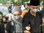 ussy-dan-andhika-di-makam-vanessa-angel.jpg