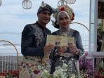 venna-dan-ferry-menunjukkan-buku-nikah-mereka.jpg